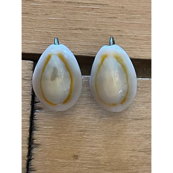 Pair of seashell style clip on earrings. White/brown. Beachy. Nautical. - Picture 1 of 4